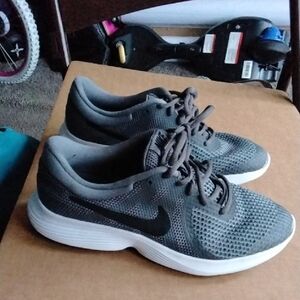 NikeRevolution 4 Low-Top Grey/Boys Shoes 6Y